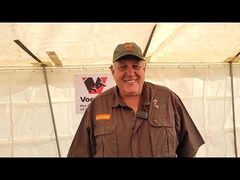 Marius Freeman van Jumardi Santa's gesels na hulle eerste Santa Produksieveiling.