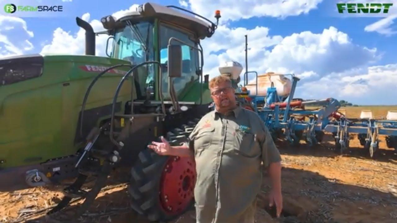 Hoe kan jy tussen jou rye inkom? Kyk hoe werk 'n Fendt 943 met "tracks" in die land!