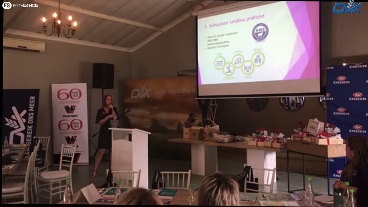 Jo-Ann van OVK gesels oor die vrou en vesel volhoubaarheid by die OVK Vroueboeredag.