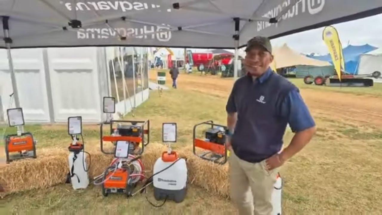 'n Battery rugsakspuit? Husqvarna het hulle in voorraad hier op Nampo Kaap 2025.