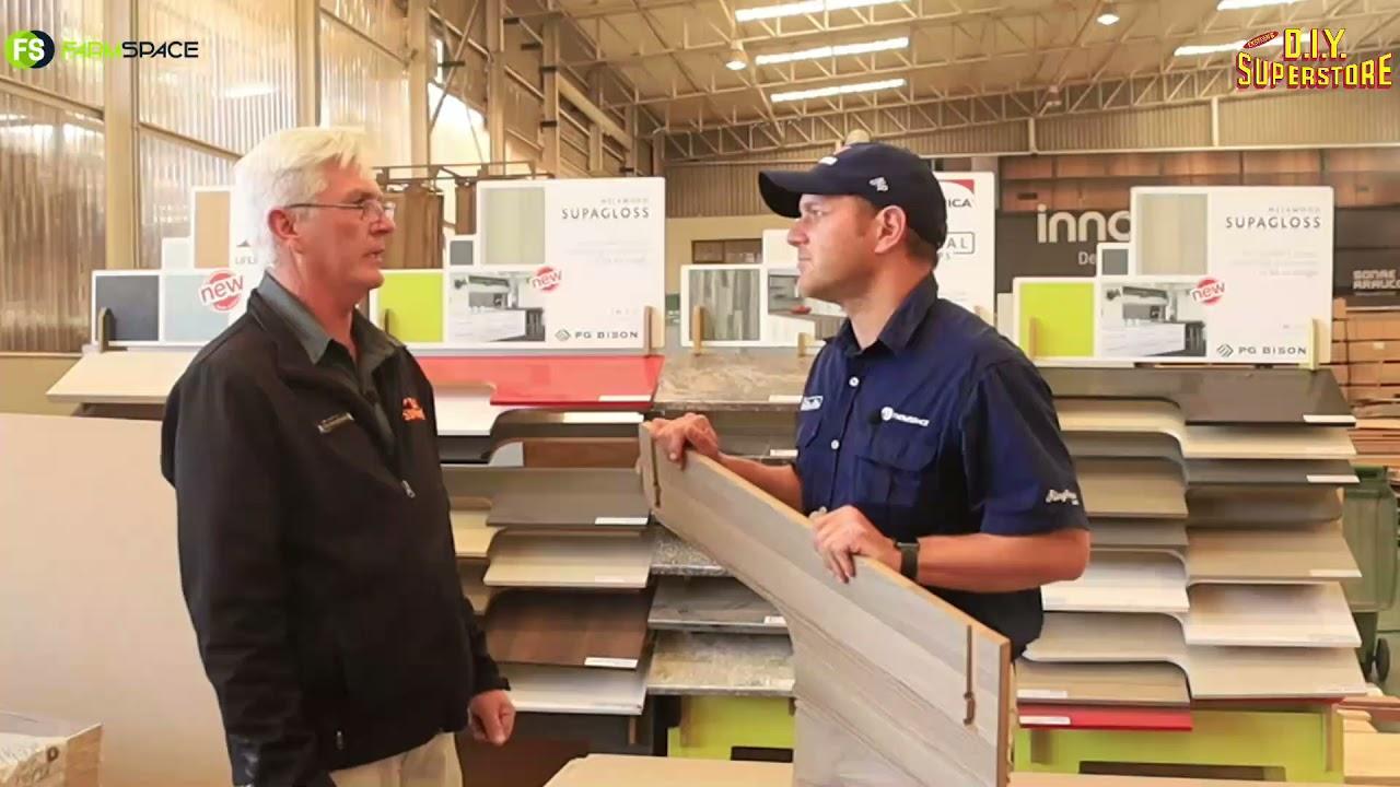 Tinus gesels met Nicky van Wyngaard oor wat DIY Superstore alles kan aanbied in terme van hout.