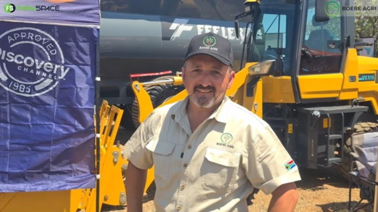 Die manne gooi mielies hier by Boere Agri se Boeredag!