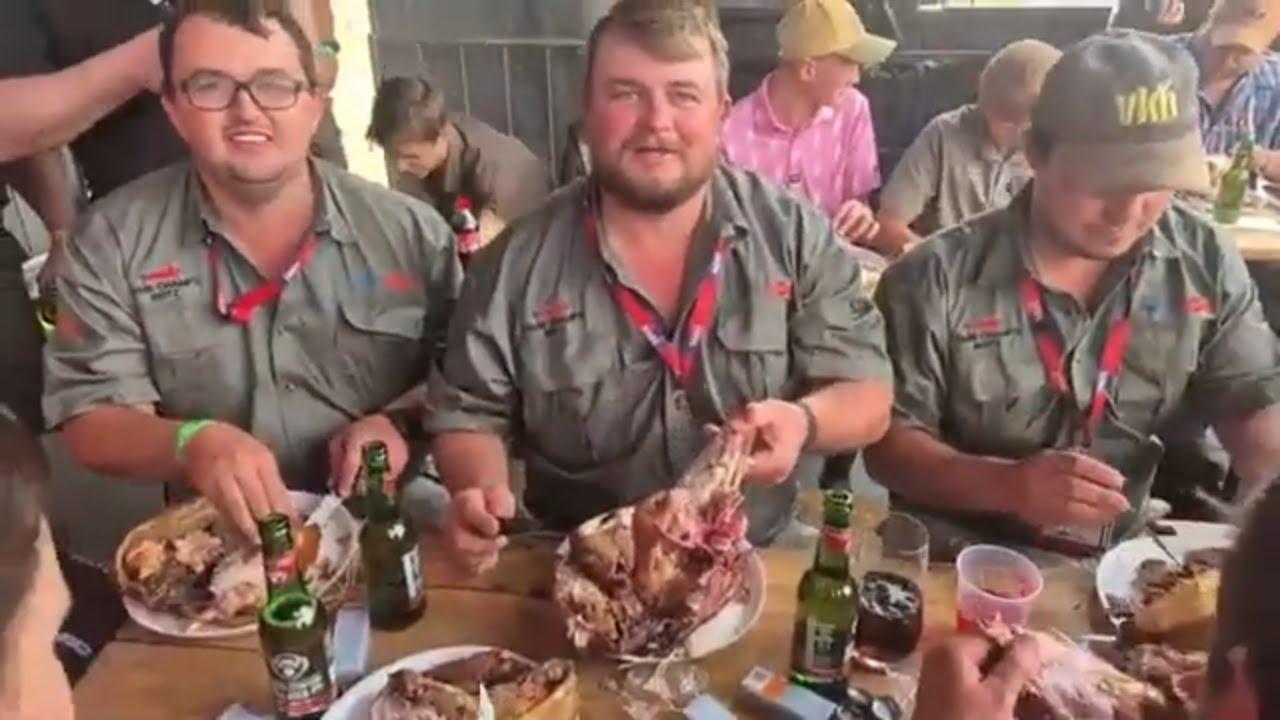 Merke, gereed en eet!! Hier word behoorlik skaapkop geëet by Lamb Champs Reitz.