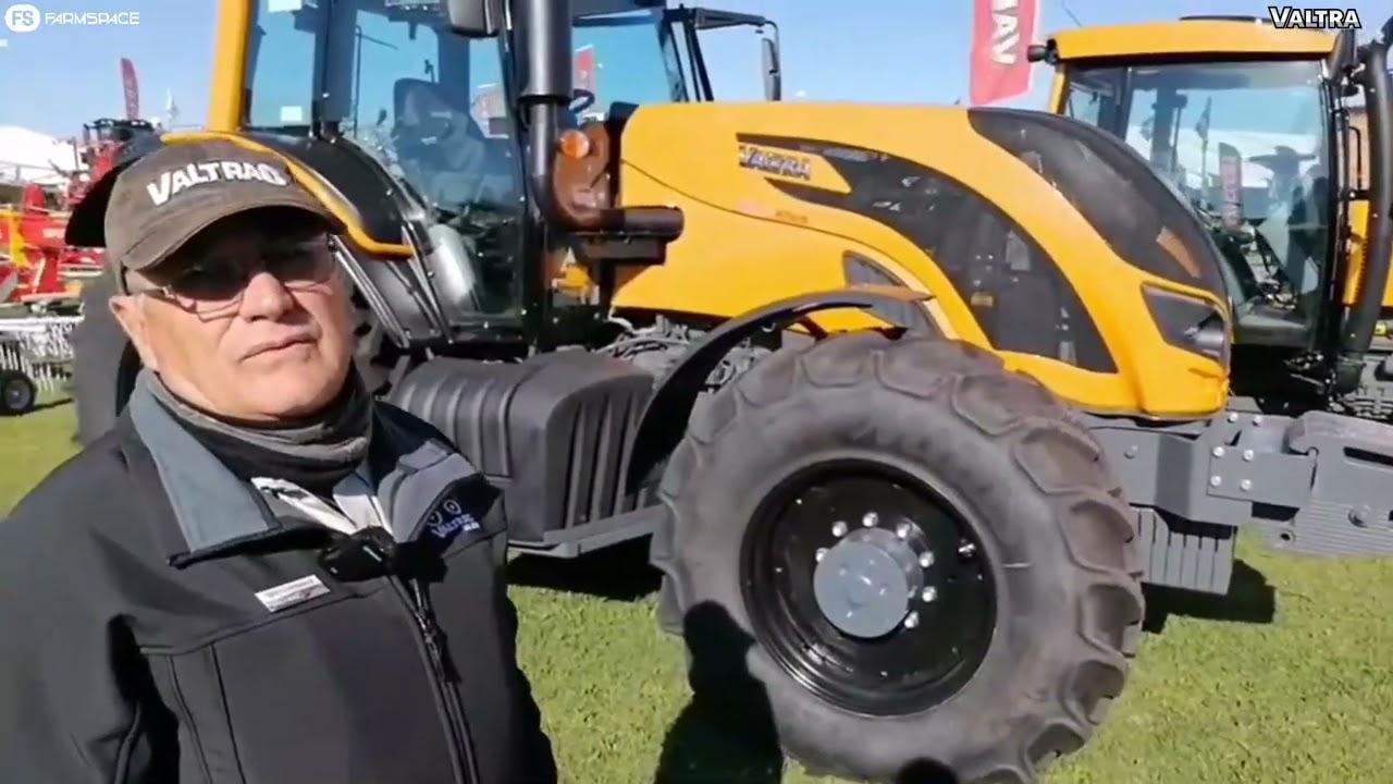 So lyk Valtra se geelreeks trekkers hier by Nampo Oesdag - Harvest Day 2022.