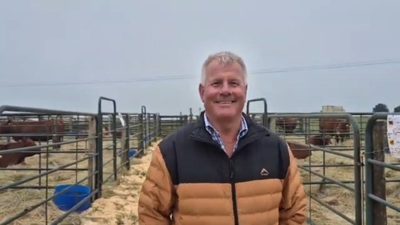 Marius Barkhuizen gesels oor die diere by die Heart of the herd VOVA Genetics Droughtmaster Veiling