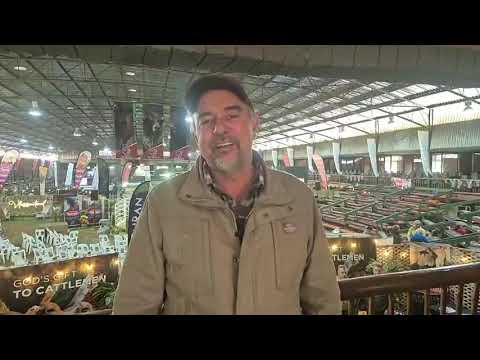 Tinus gesels met Francois Smit na afloop van baie suksesvolle Boran Nasionale veiling.
