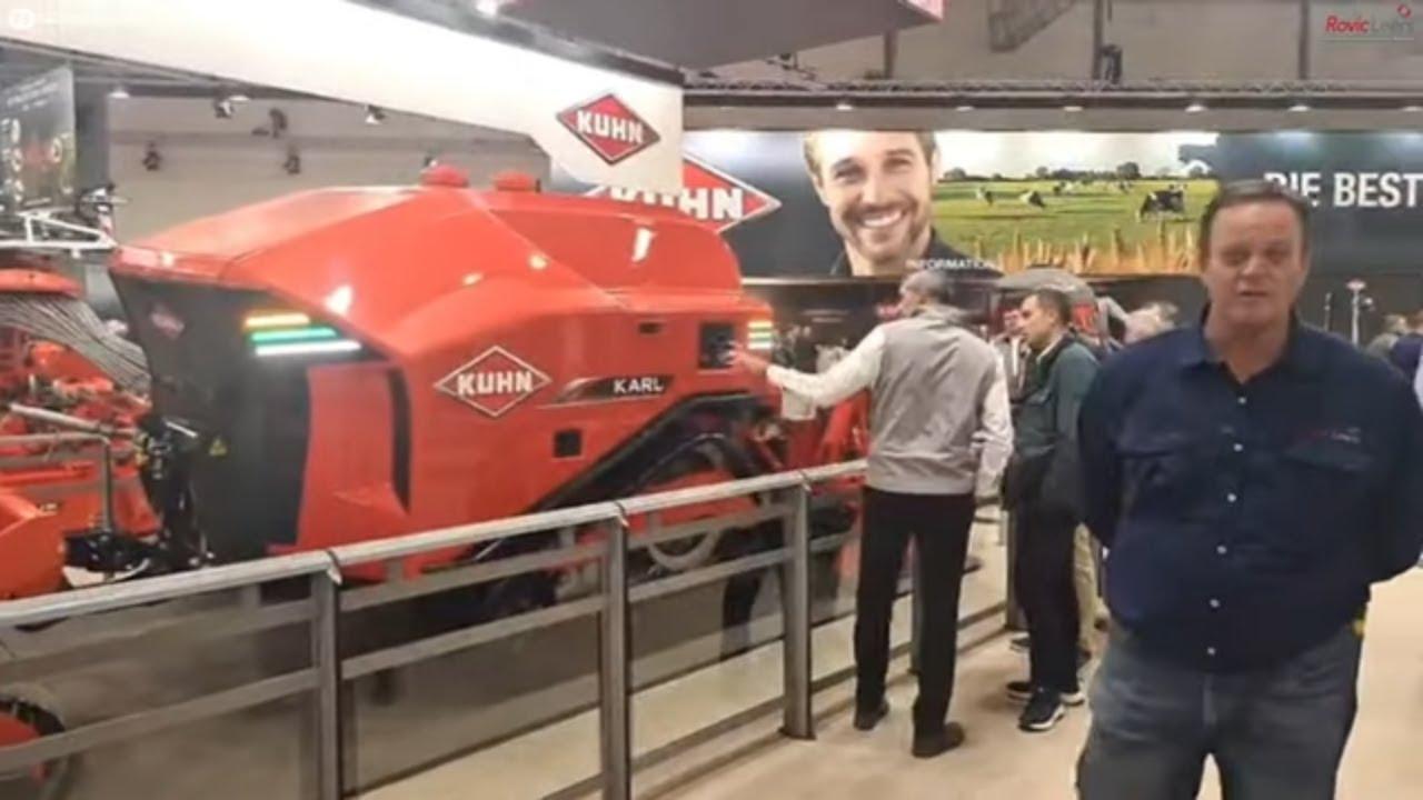Carel van Rovic Leers wys my vir KARL van KUHN by AGRITECHNICA 2023.