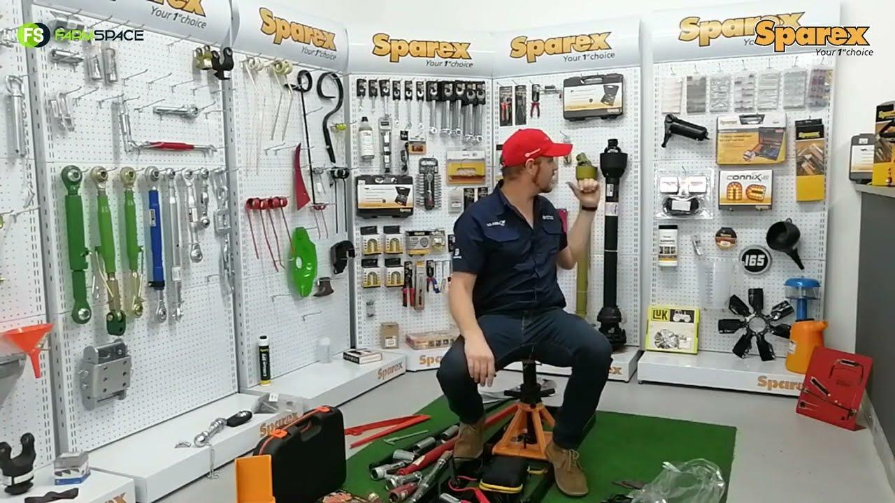 Jano kyk wat alles op die rak is by Sparex.