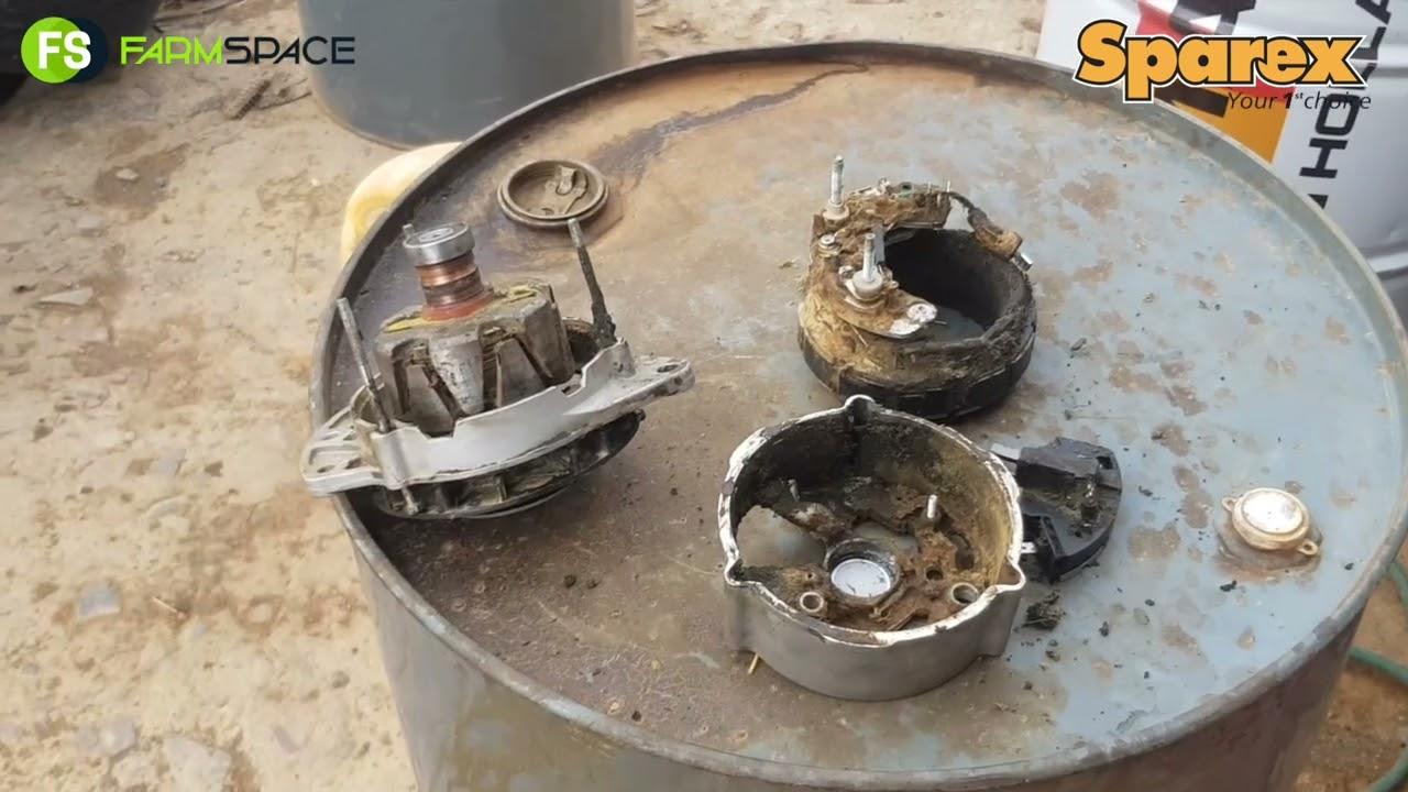 Jano van FarmSpace Garage herstel 'n alternator. Gaan dit werk?