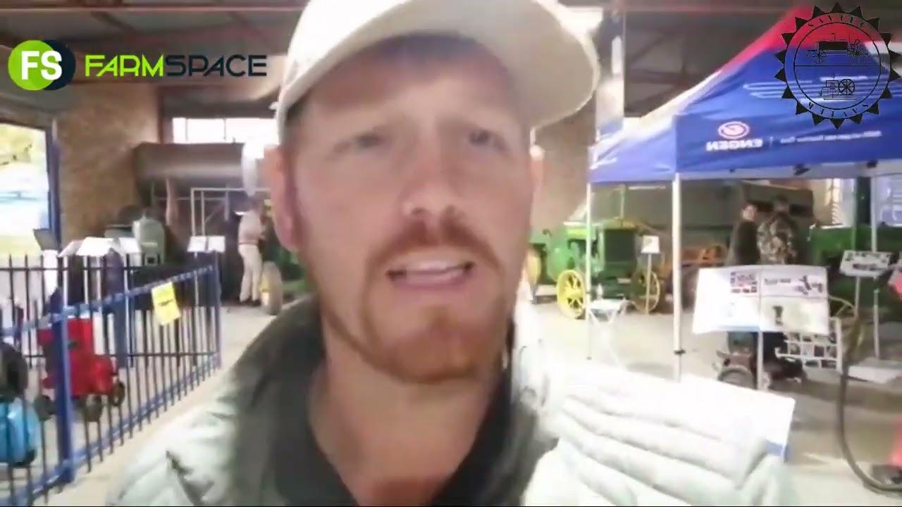 Jano start 'n paar ou John Deere trekkers saam met Savtec op die laaste dag van Nampo 2022.