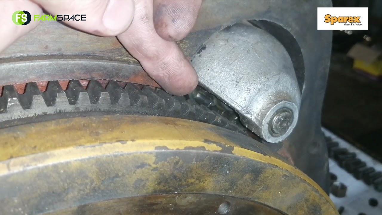 Jano het n Landini R50 se enjin oop gemaak om na al die komponente te kyk.