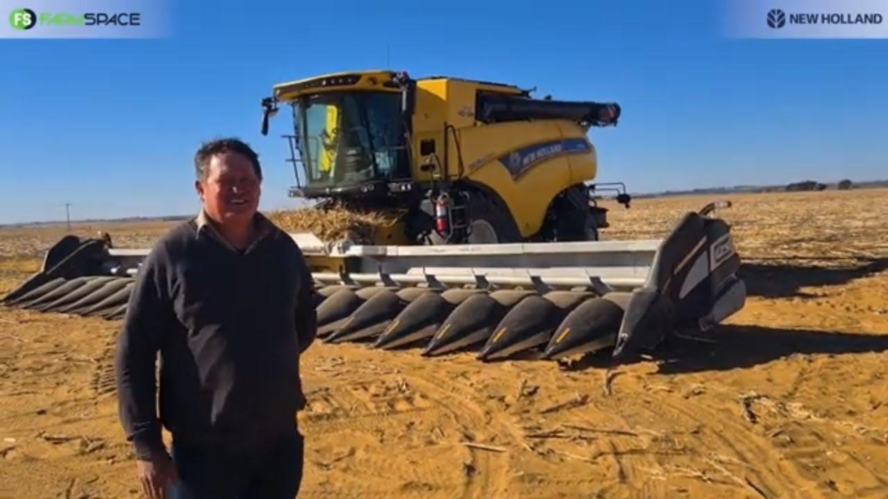 'n New Holland CR9.9 met 'n 18 ry 76 GTS mielietafel. Riaan van JTR Boere Dienste vertel meer.