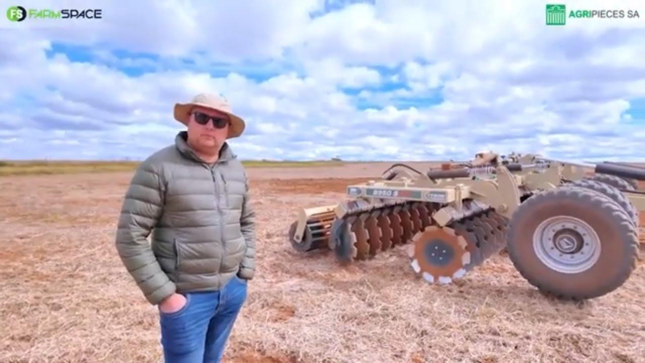 Wil jy 'n ding goed in die grond insny? Kyk hoe werk 'n 9.5m Buffalo Tyson van Agripieces.