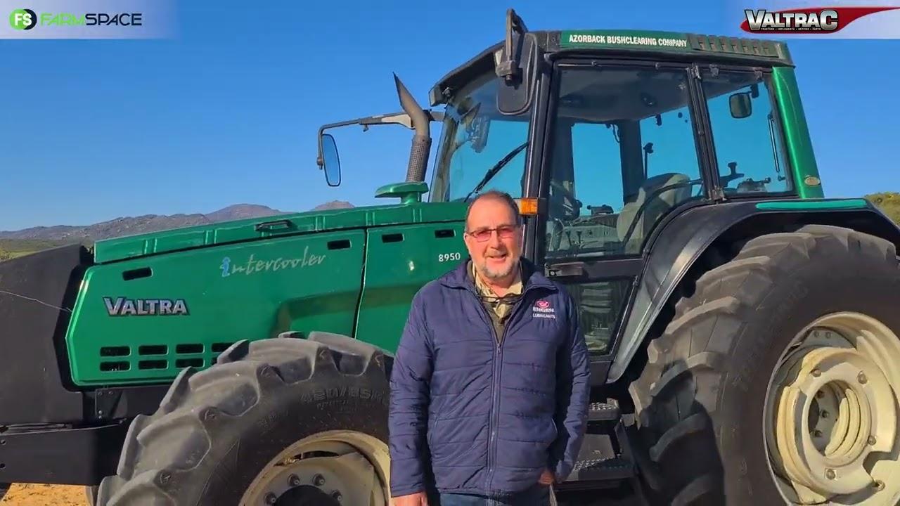 Daar is net een trekker wat 'n verband van 'n plaas af kan trek en dit is 'n Valtra!