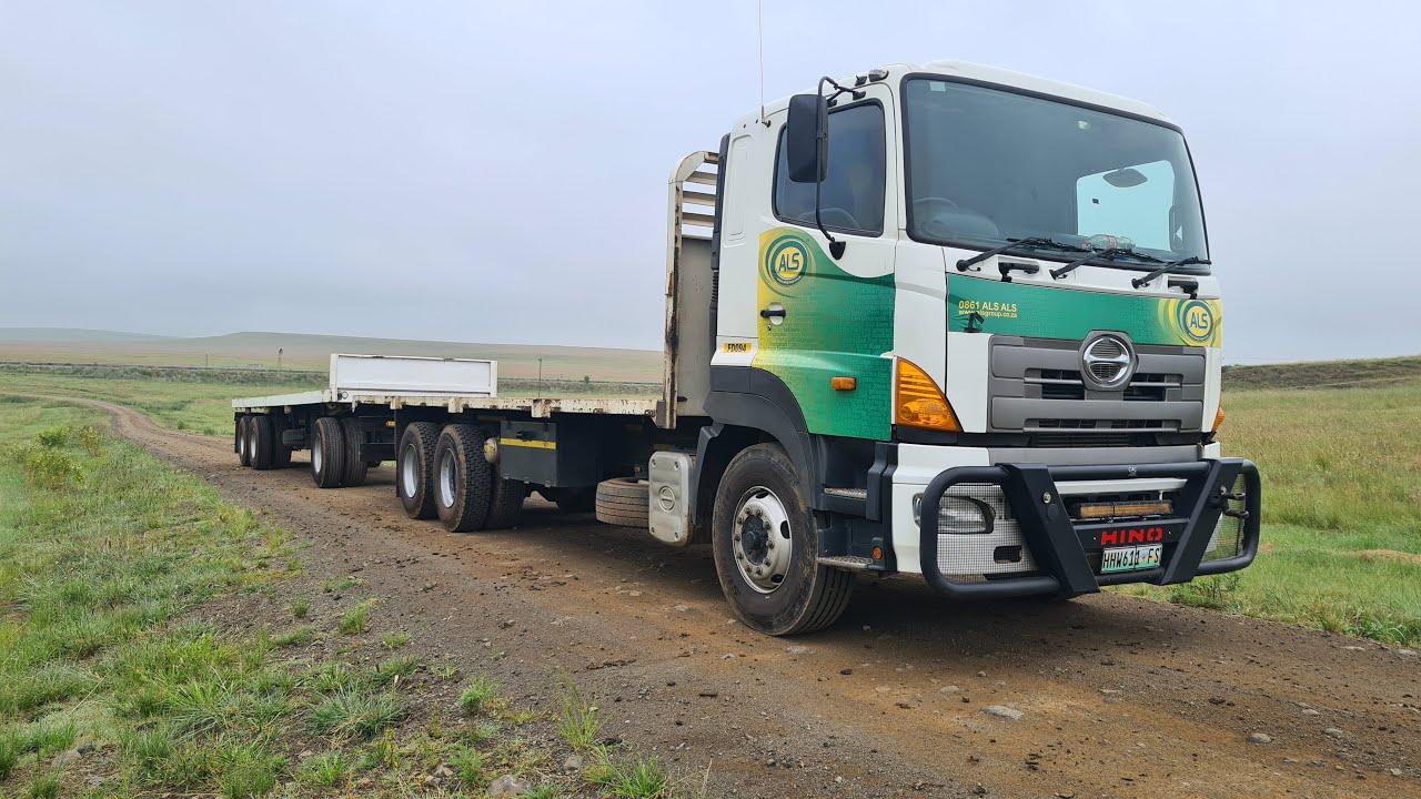Hino 700 Vastebak en Wa op Kwaliteit Trekker en Implement Veiling Sonder Grense 21- 24 Feb 2022