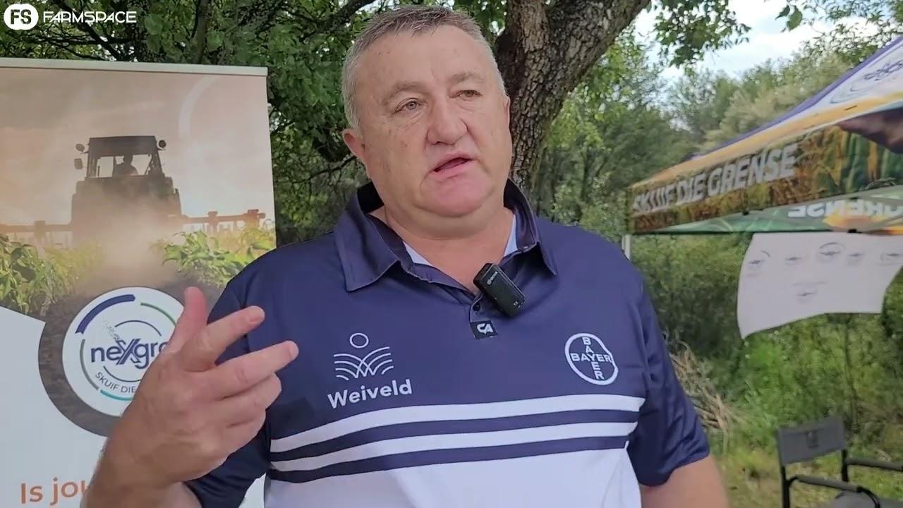 Tinus gesels met Louis van Nexgro by die Weiveld Gholfdag