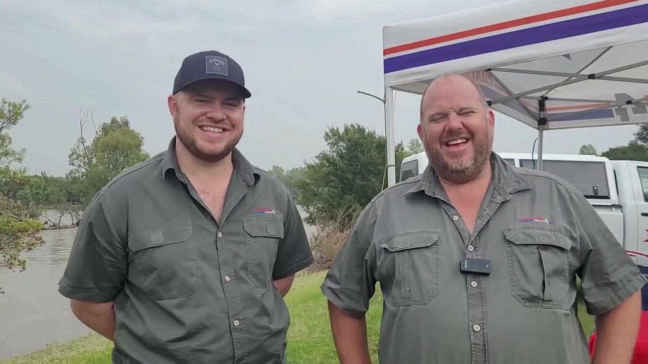 Tinus gesels met Quotro by die weiveld gholfdag. Hulle verskaf nie net solar nie ma olies ens ook.