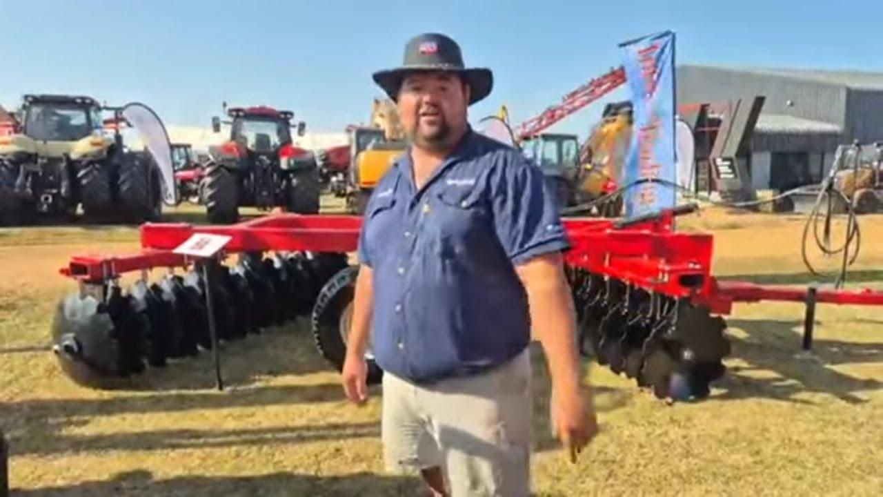Inttrac Trading het 'n klein huisie vol goeie kwaliteit produkte hier op Nampo Kaap 2025.